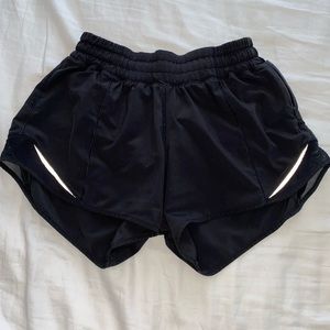 LULULEMON HOTTY HOT SHORT 4” SIZE 2 COLOR BLACK
